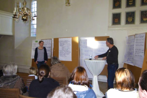 Treffpunkt mal an einem ganz anderen Ort: In der evangelischen Kirche in Bolzum wurden die bei der Werkstatt erzielten Planungsergebnisse der Arbeitsgruppen vorgestellt – hier Anna Juhrs mit dem Projekt „Klimaschutz in Kitas“. © Foto: Lehrke